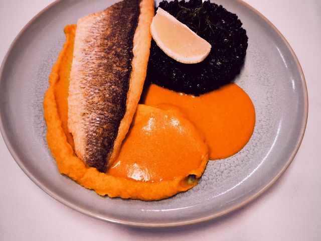 Notre Table Filet de bar poêlé, riz vénéré, mousseline
