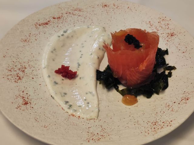 Notre Table Saumon gravlax, oeufs de lump et algues,.jpg
