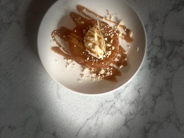 Notre Table Tarte Tatin tiède, crème d’Isigny vanillée